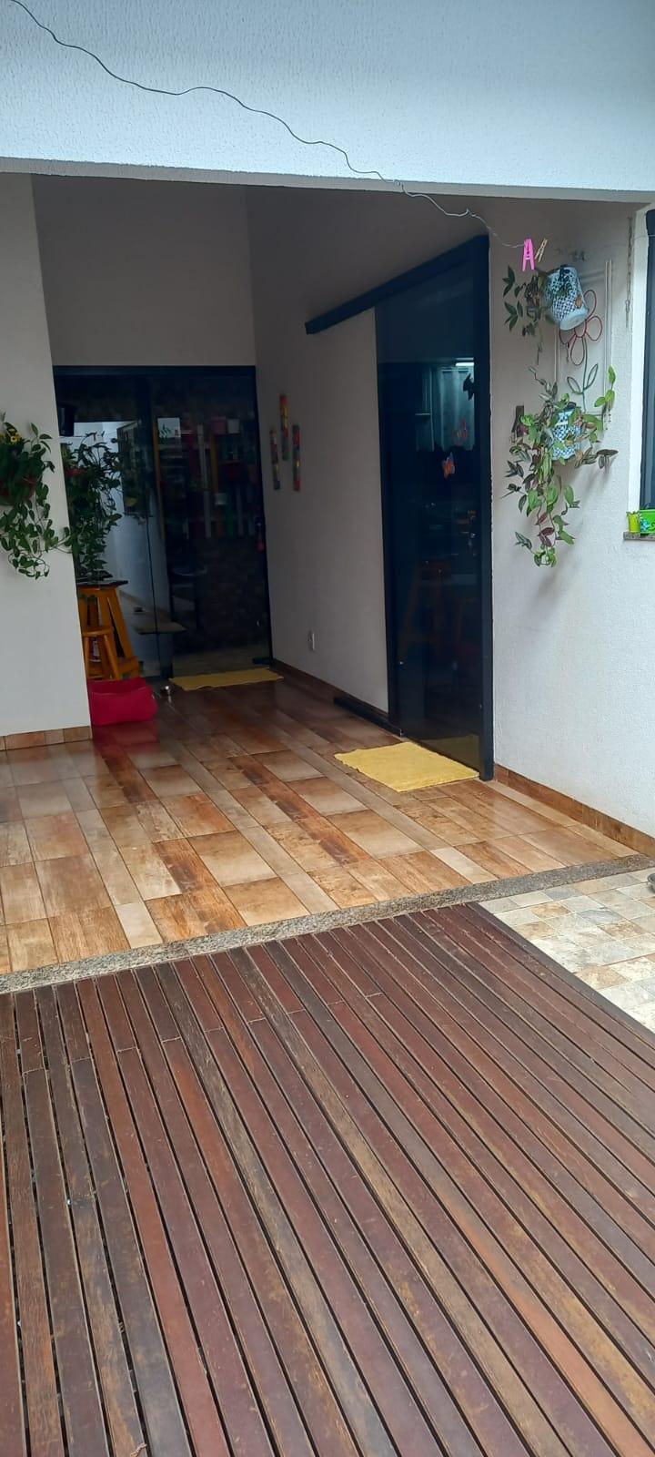 03 QUARTOS SENDO 01 SUÍTE COM CLOSET