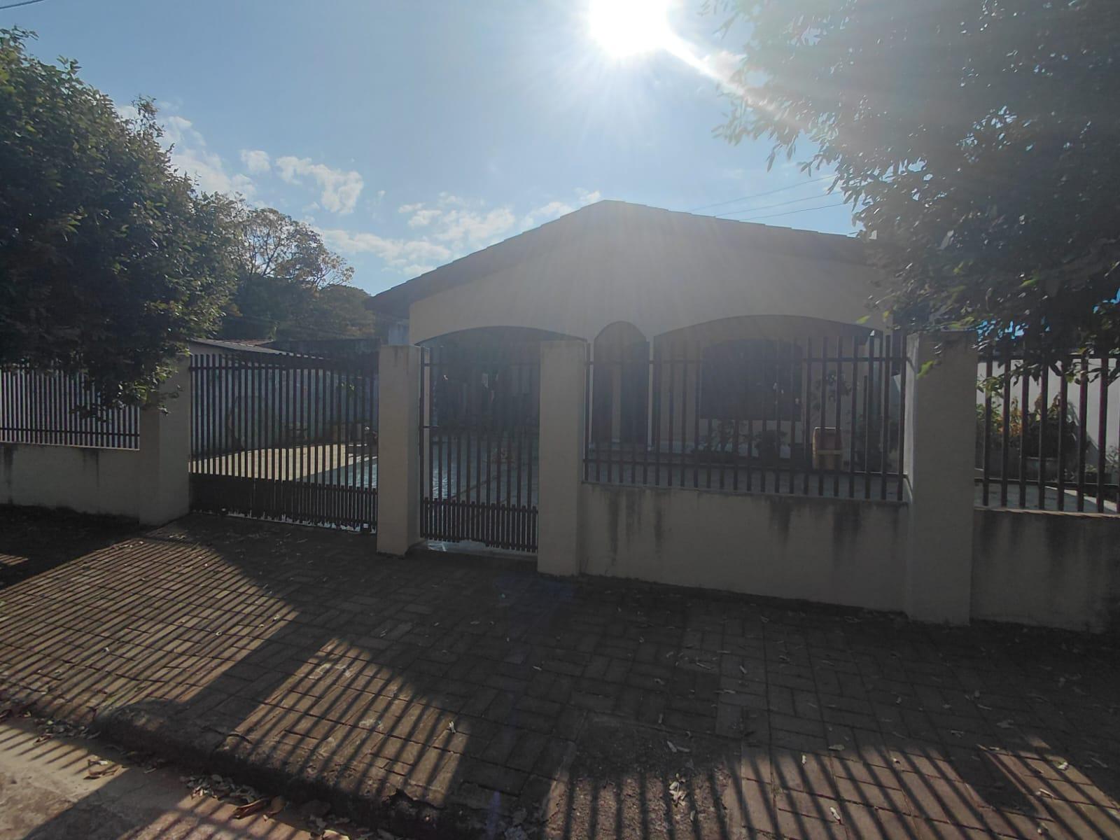 CASA COM 03 QUARTOS RUA 15