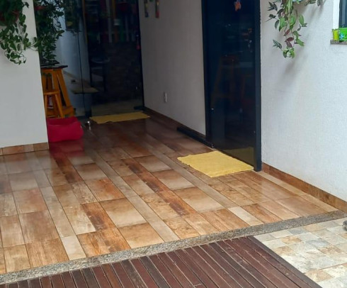 03 QUARTOS SENDO 01 SUÍTE COM CLOSET